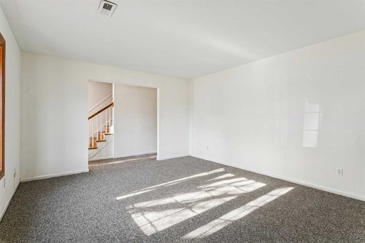 195 Bentley Dr - Photo 5 of 26