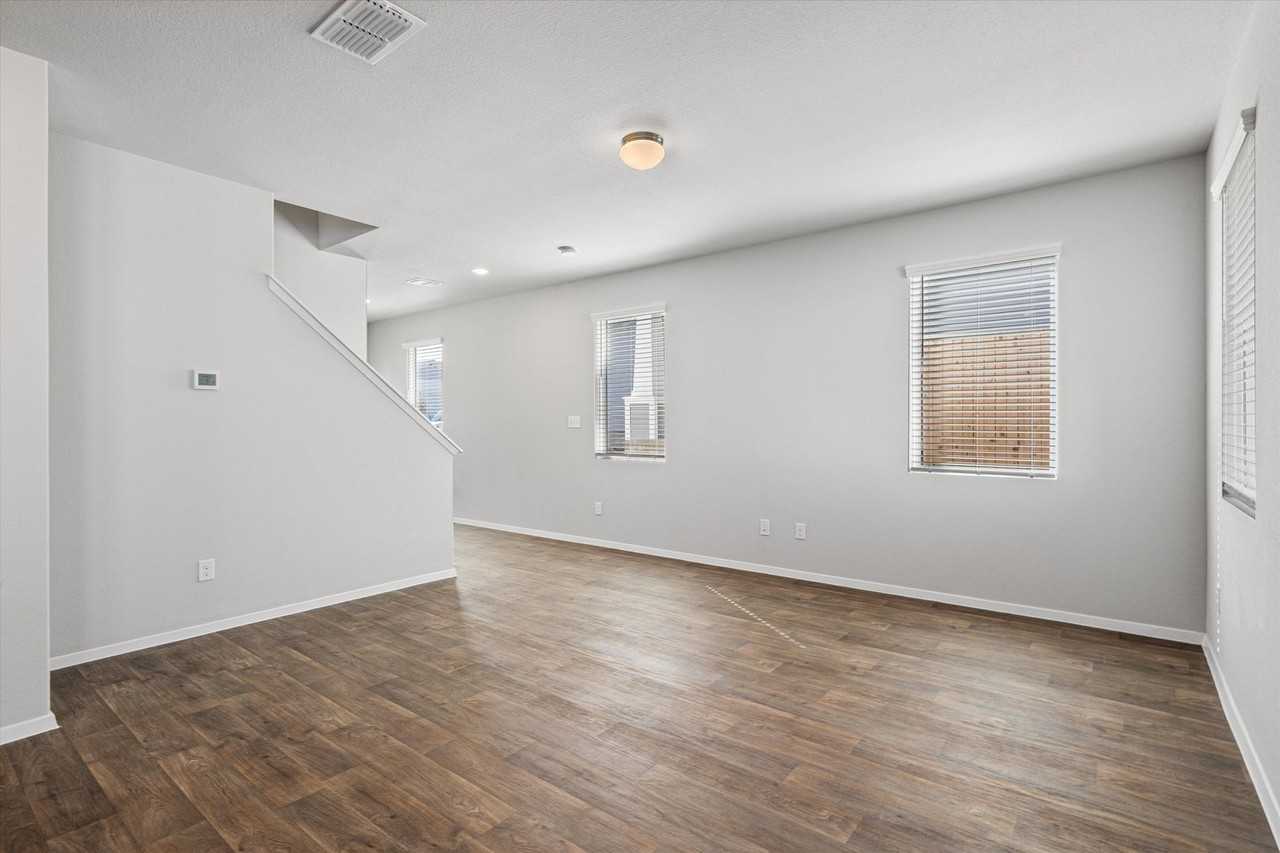 2704 Derwent Dr - Photo 5 of 33