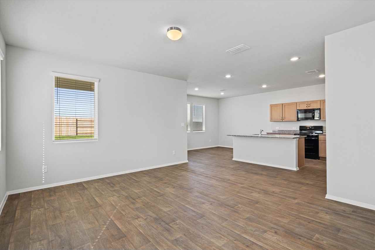 2704 Derwent Dr - Photo 6 of 33