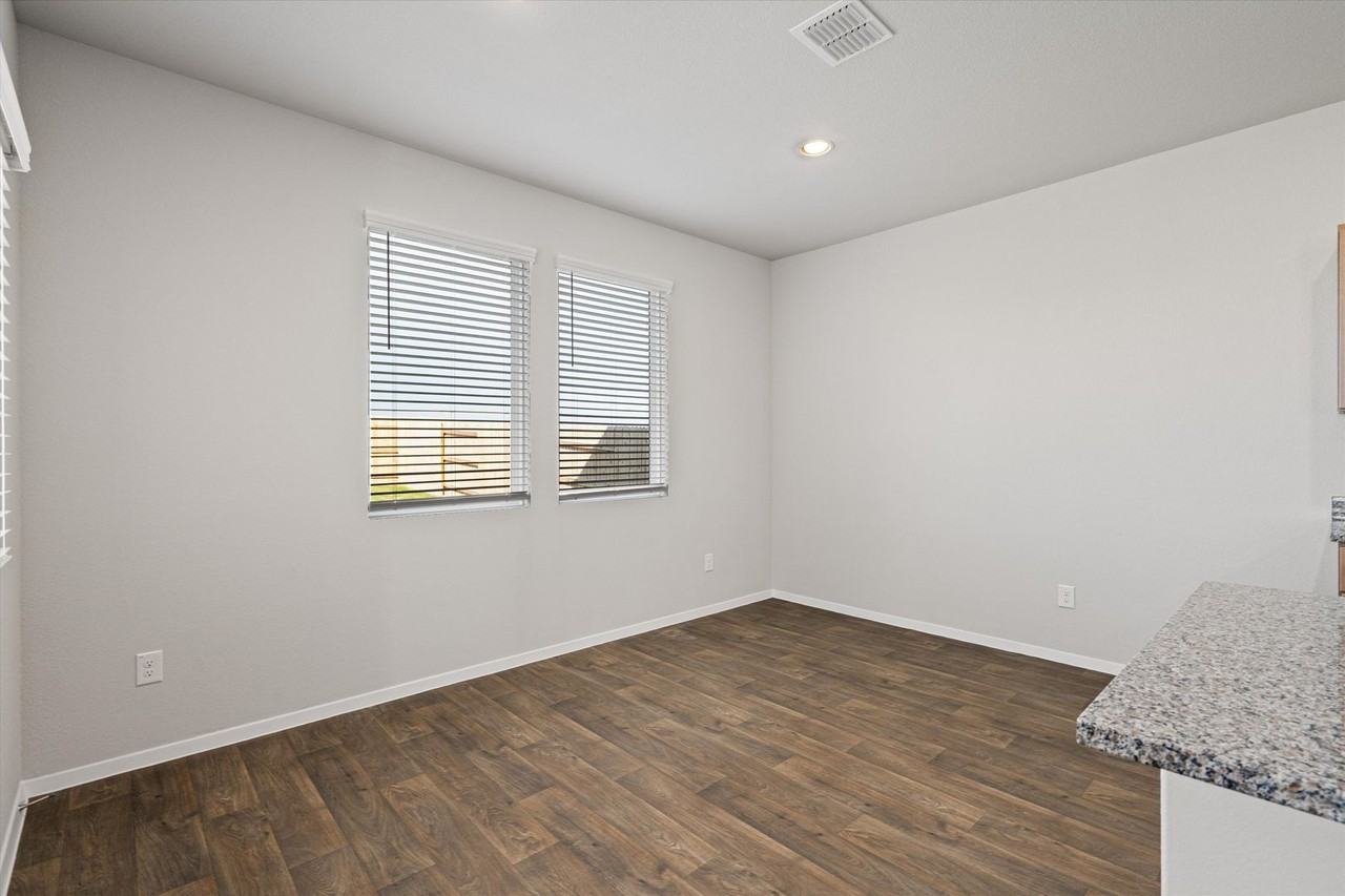 2704 Derwent Dr - Photo 7 of 33