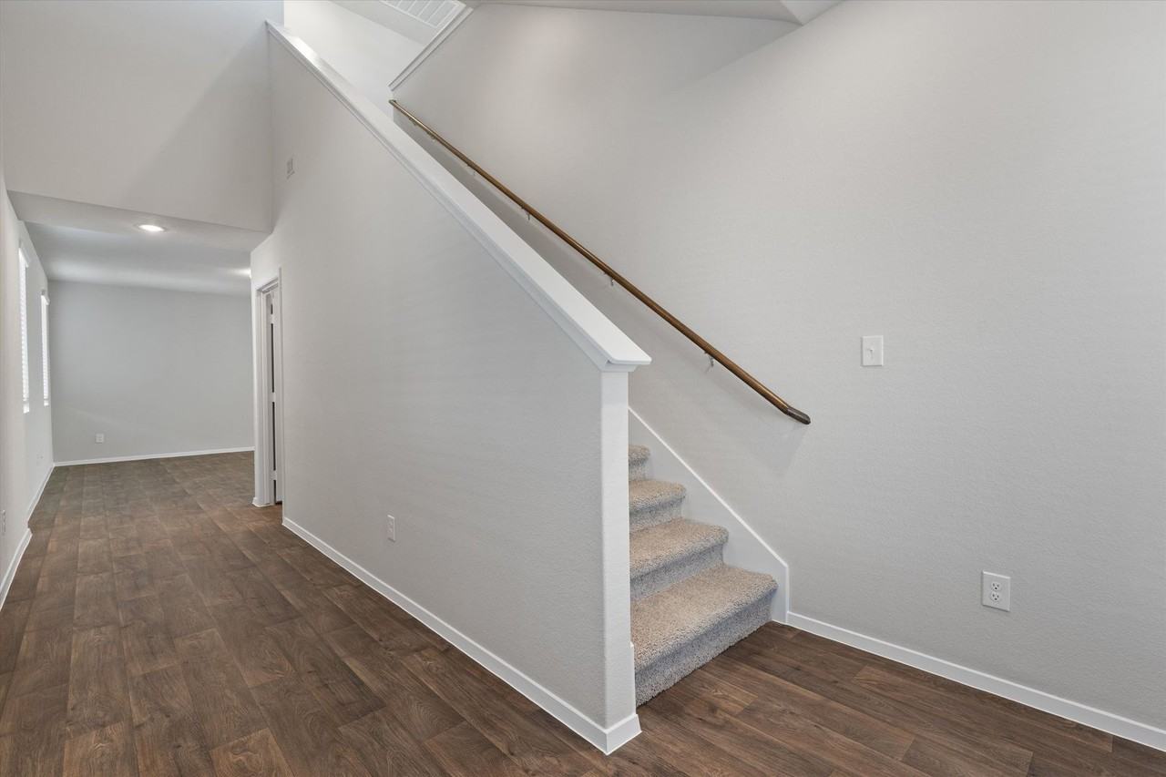 2713 Derwent Dr - Photo 5 of 37