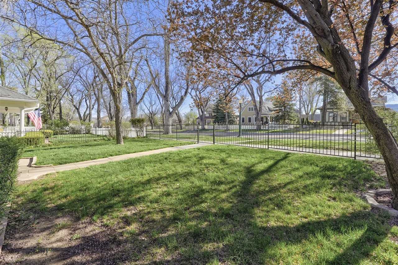 138 S Mount Vernon Ave - Photo 5 of 47