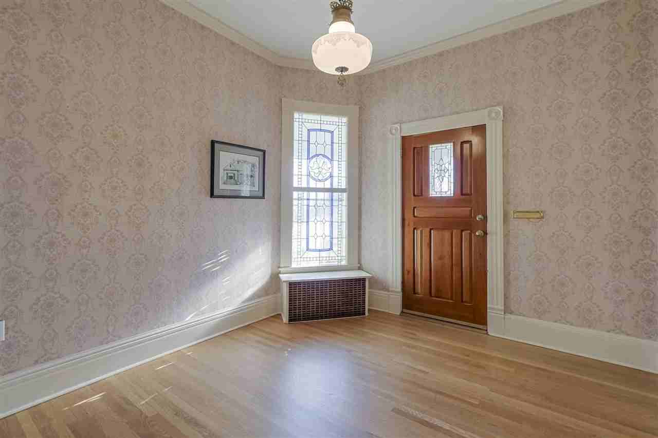 138 S Mount Vernon Ave - Photo 6 of 47