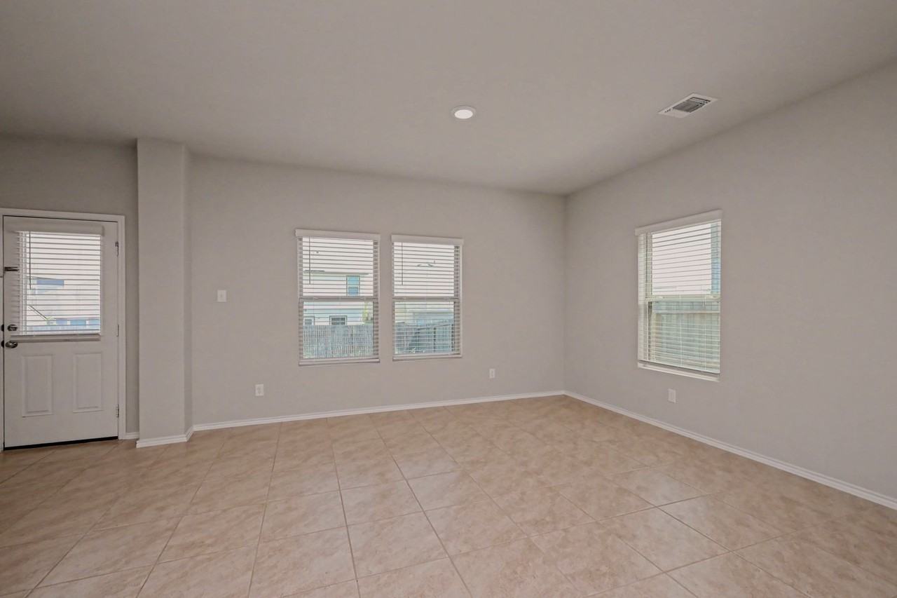 5602 Daniel Way - Photo 5 of 20