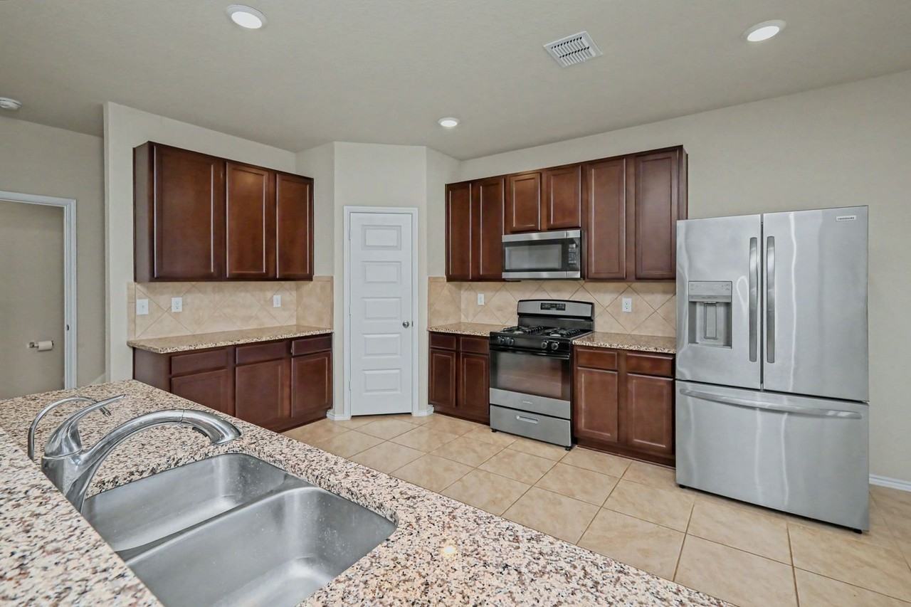 5602 Daniel Way - Photo 6 of 20