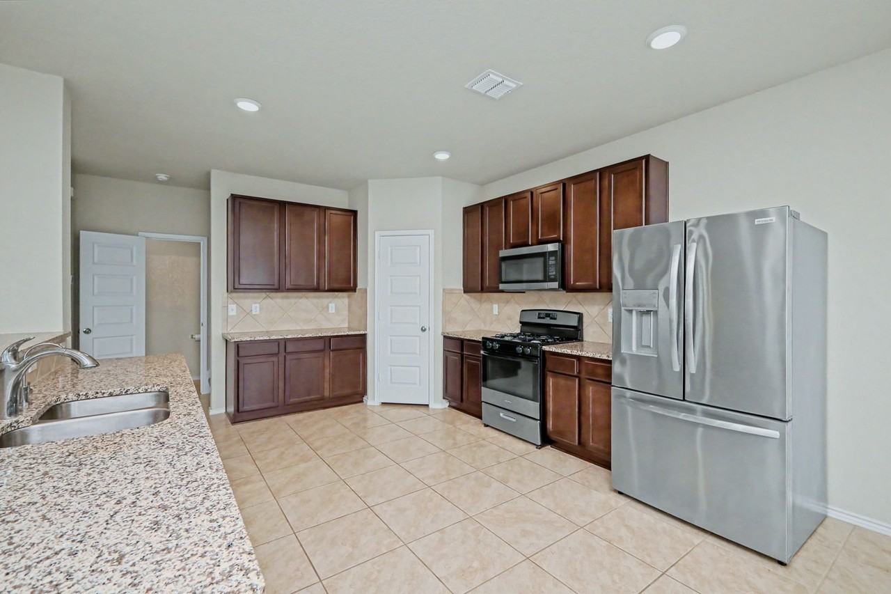 5602 Daniel Way - Photo 7 of 20