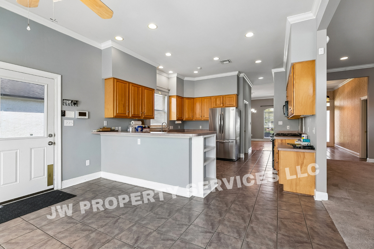 1208 Lake Frances Dr - Photo 4 of 13