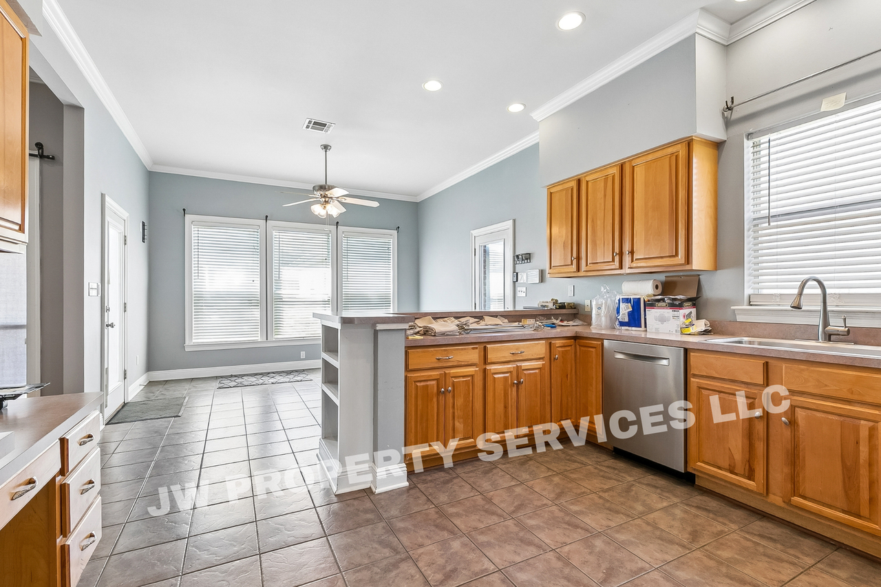 1208 Lake Frances Dr - Photo 5 of 13