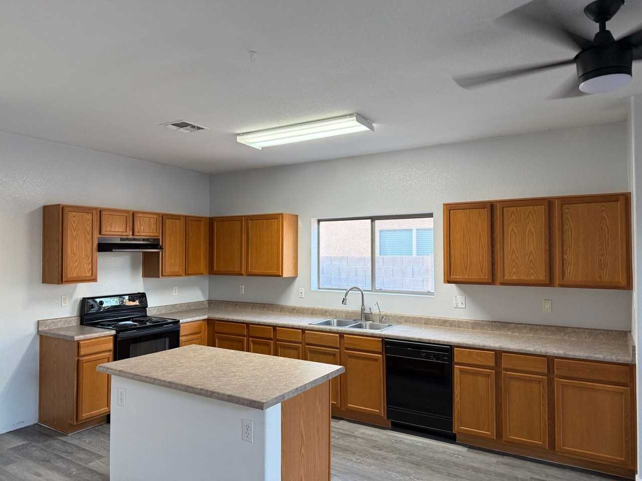 33190 N Cherry Creek Rd - Photo 2 of 31