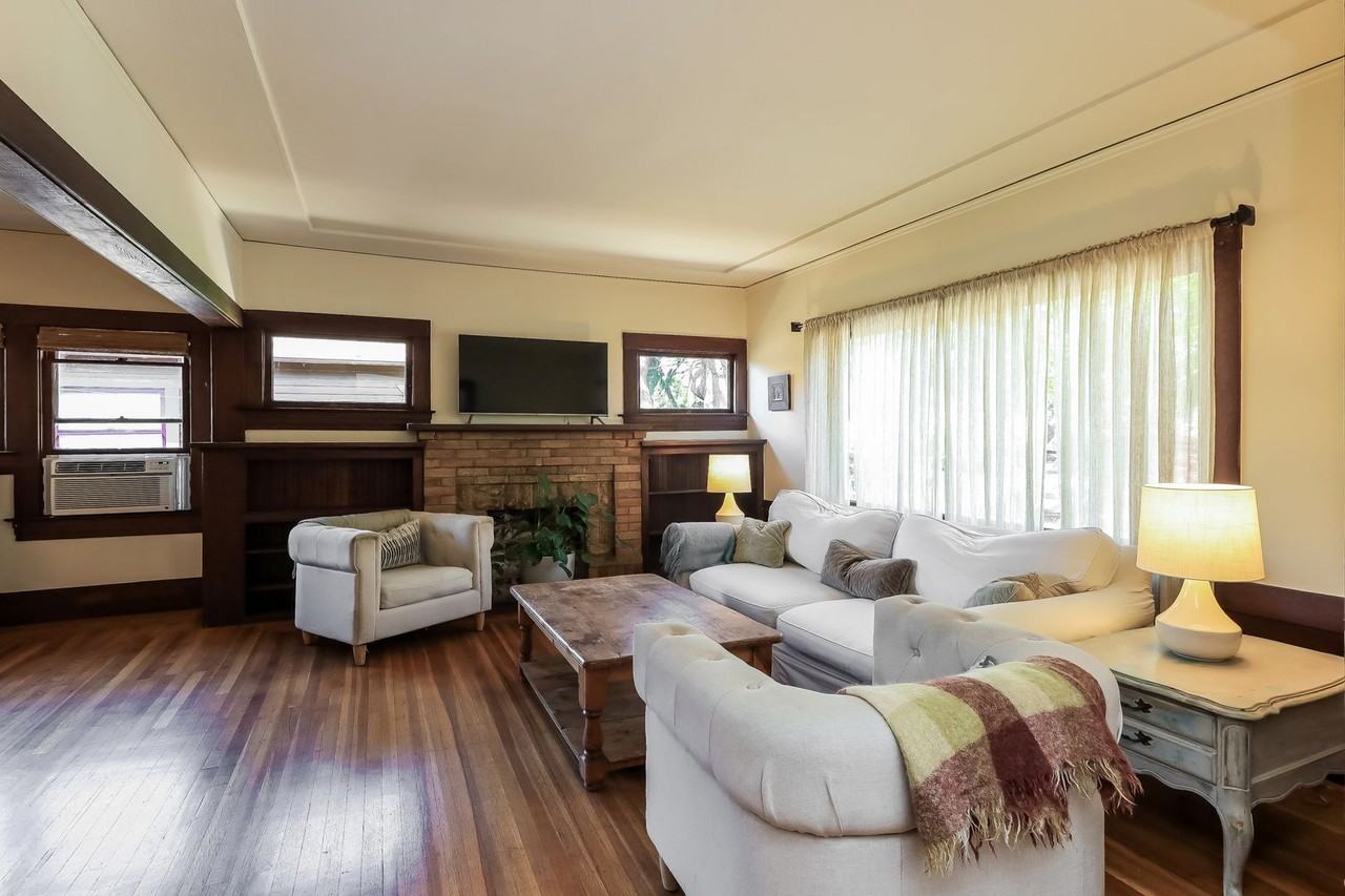 2749 Pleasant St - Photo 4 of 26