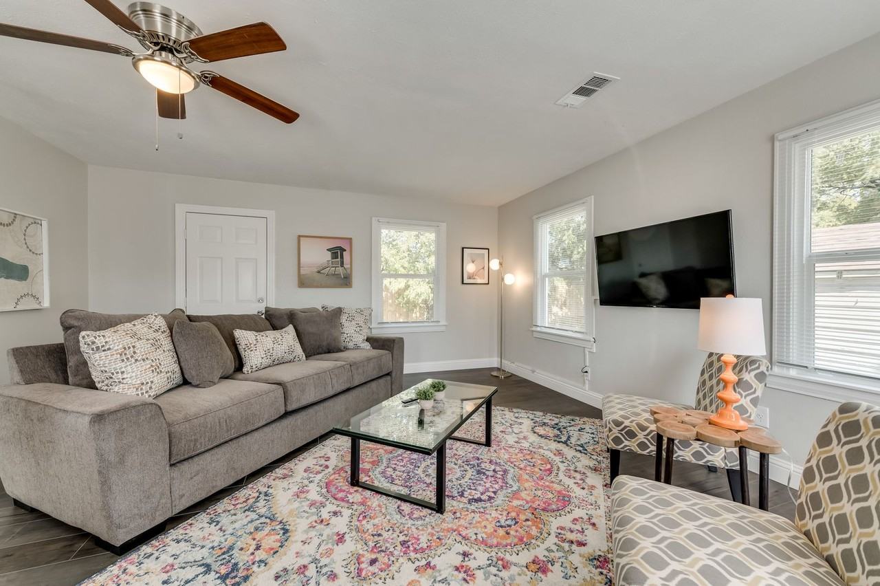 2314 S Hampton Rd - Photo 2 of 10