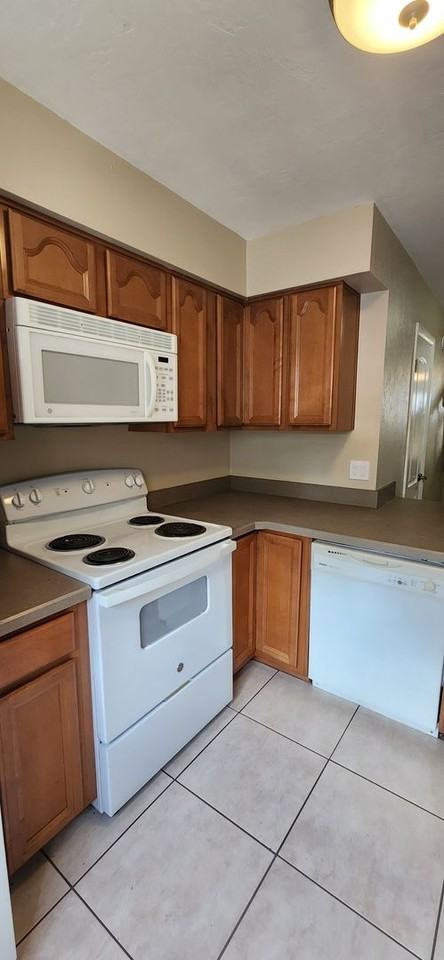 2202 Sw 39th Dr - Photo 2 of 20