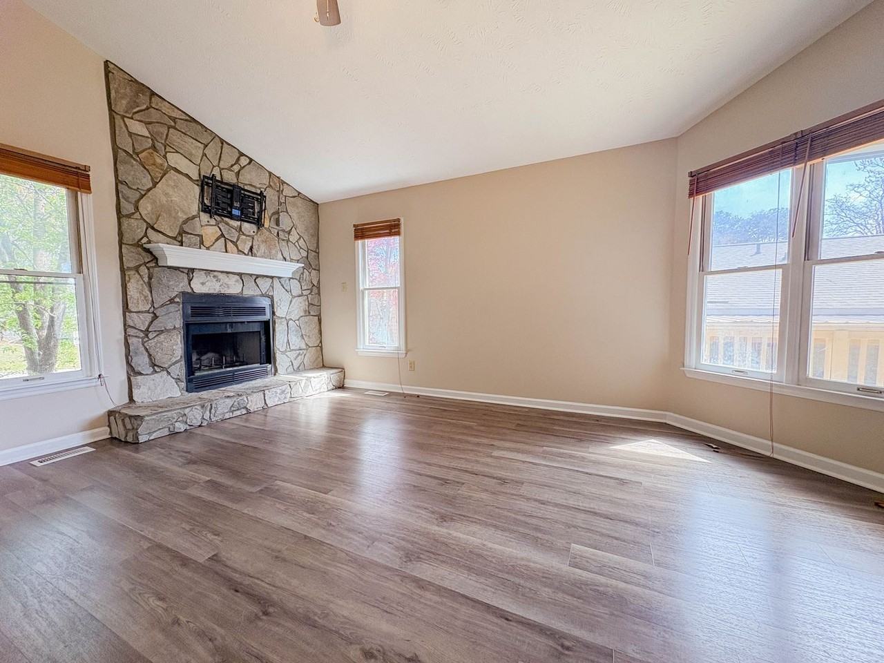 565 Andover Rd - Photo 4 of 16