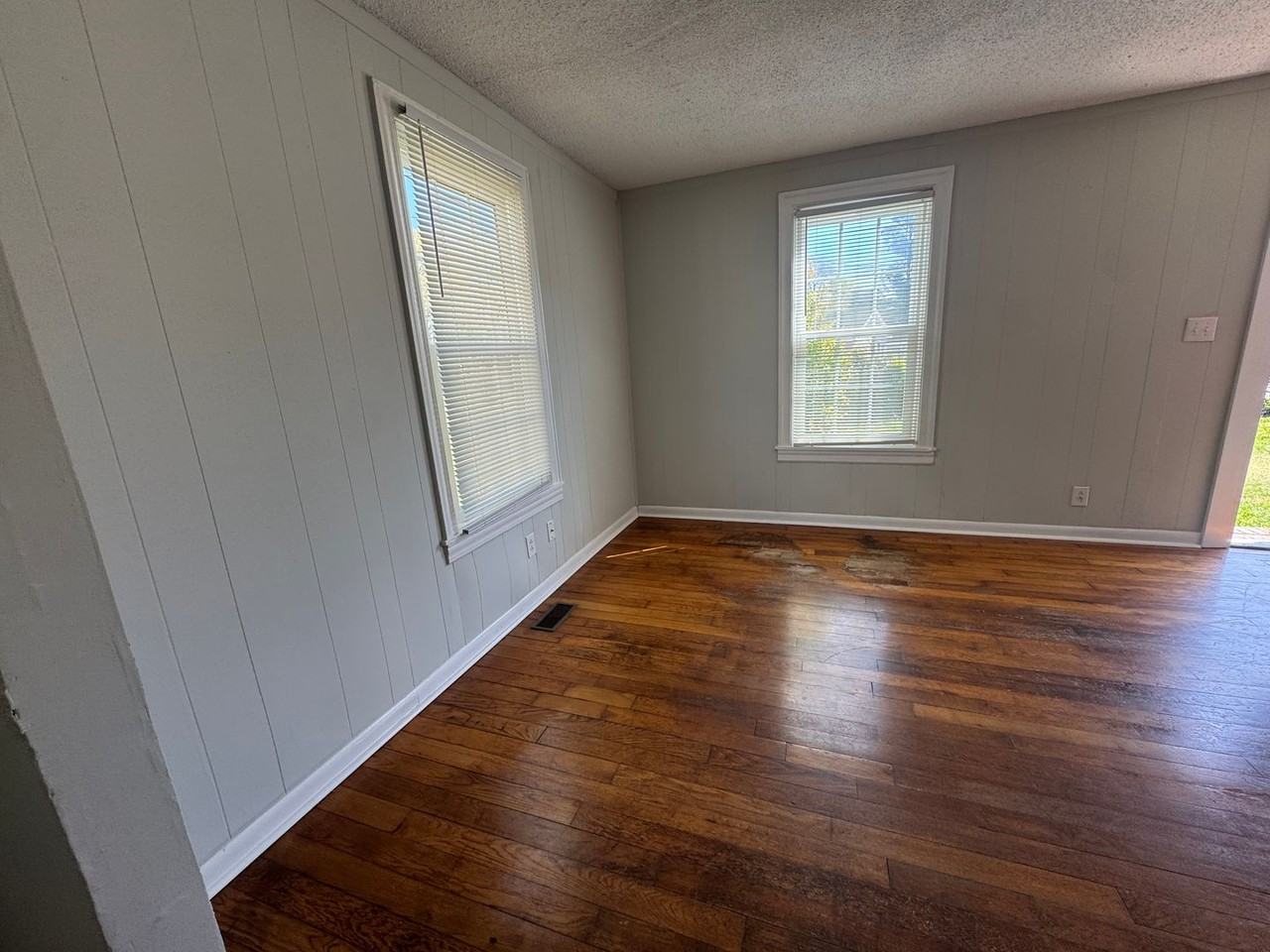 1133 Merry St - Photo 4 of 10