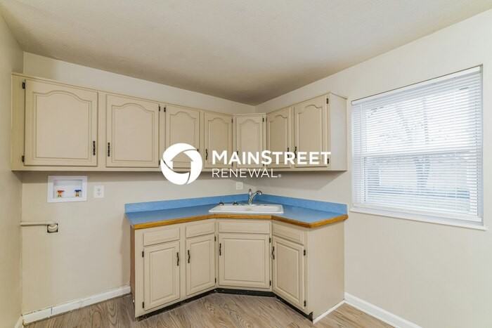 7512 Greenwood Rd - Photo 4 of 16