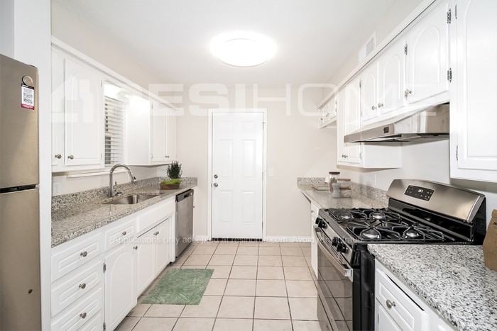 1028 Nw 5th St - Photo 2 of 19