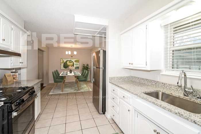 1028 Nw 5th St - Photo 3 of 19