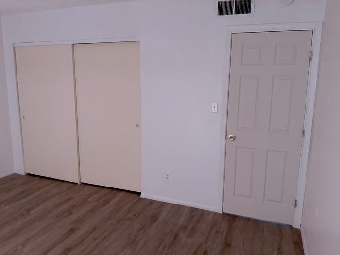 2242 W Morten Ave #5 - Photo 6 of 8