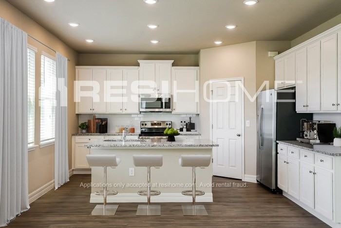 1740 Diane St - Photo 3 of 18