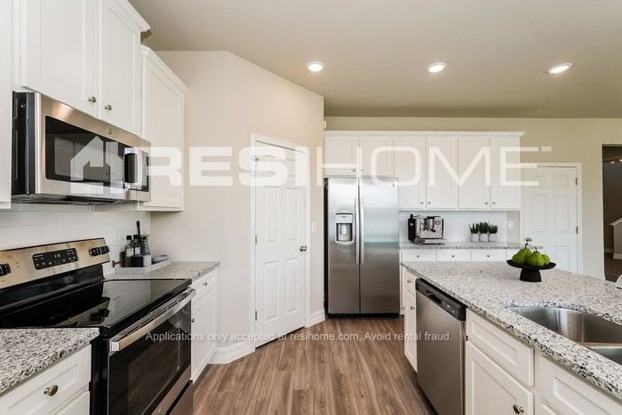 1740 Diane St - Photo 4 of 18