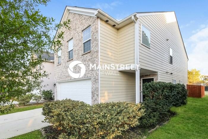 1558 Leonard St - Photo 2 of 18