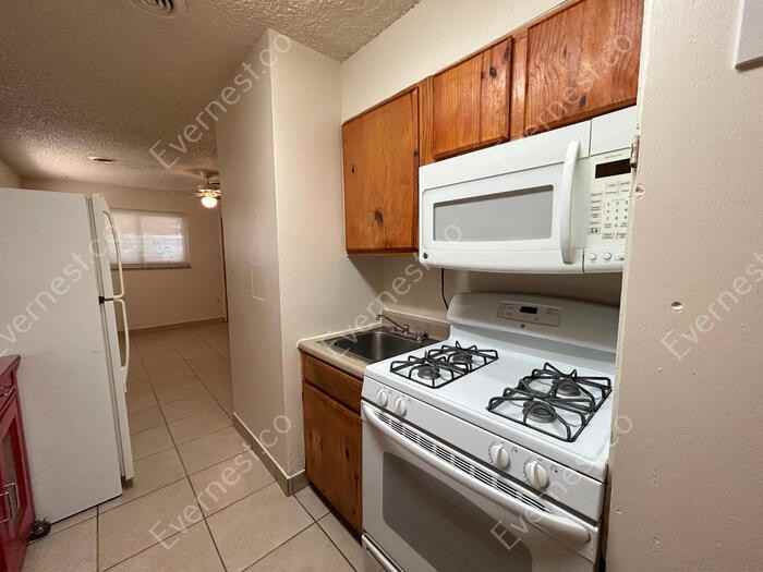 906 1/2 Carlisle St - Photo 5 of 15