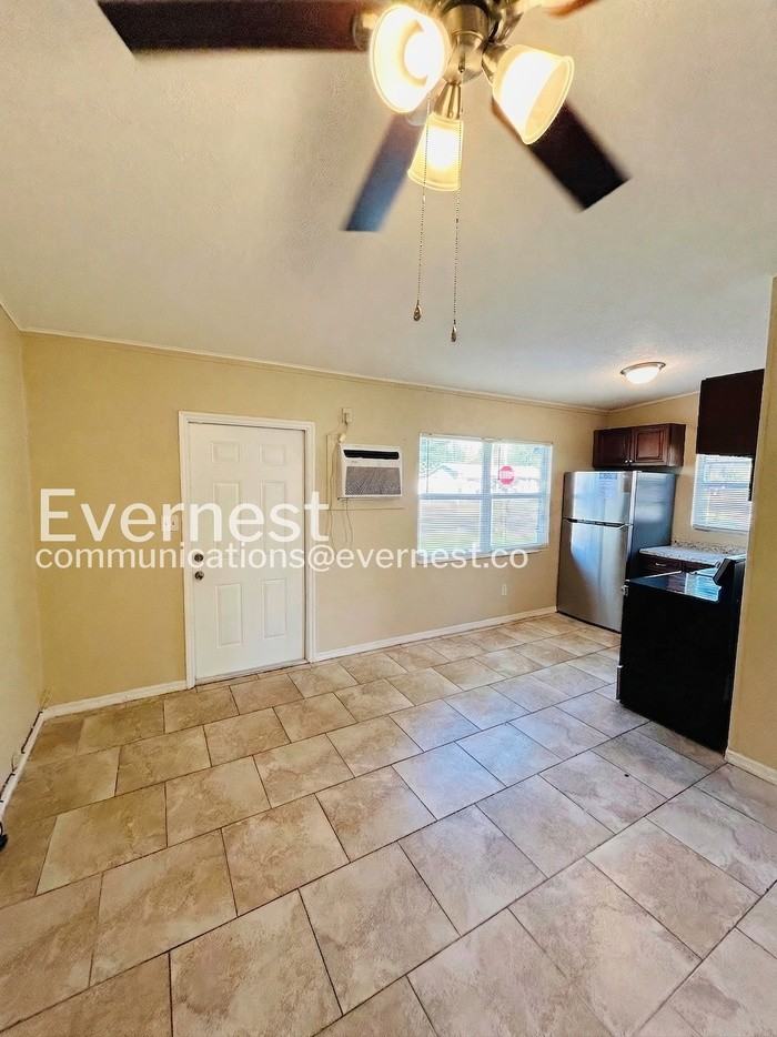 2925 N 46th St #B - Photo 4 of 23
