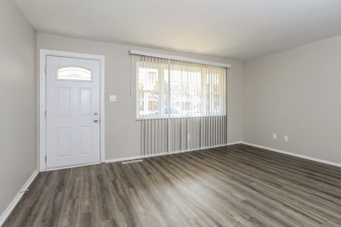 864 Tivoli Ln - Photo 2 of 11