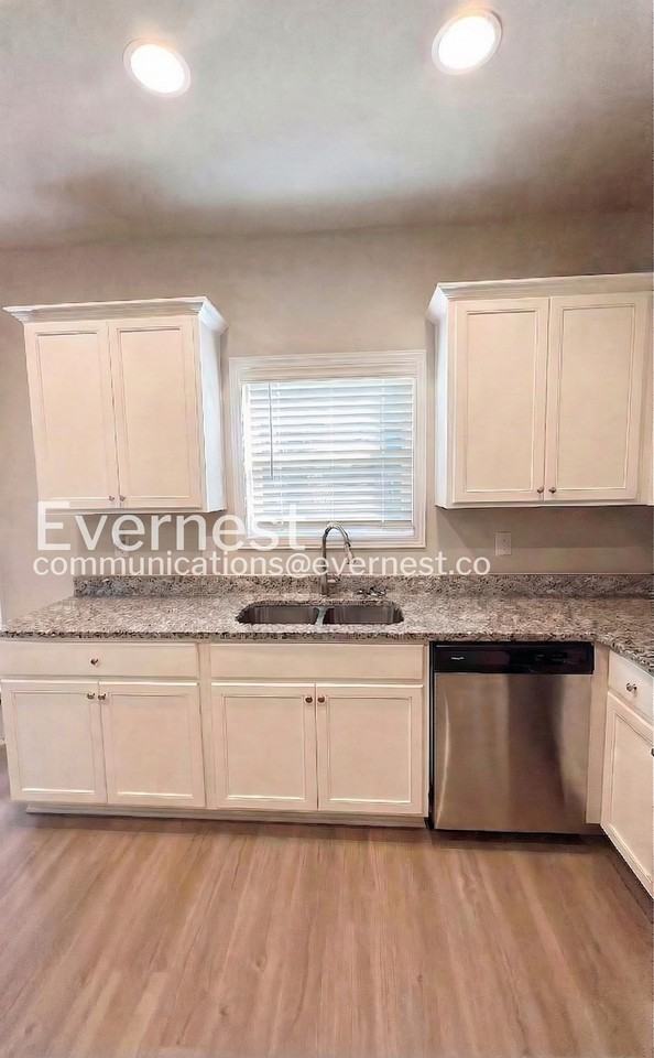 105 Culver St - Photo 2 of 26