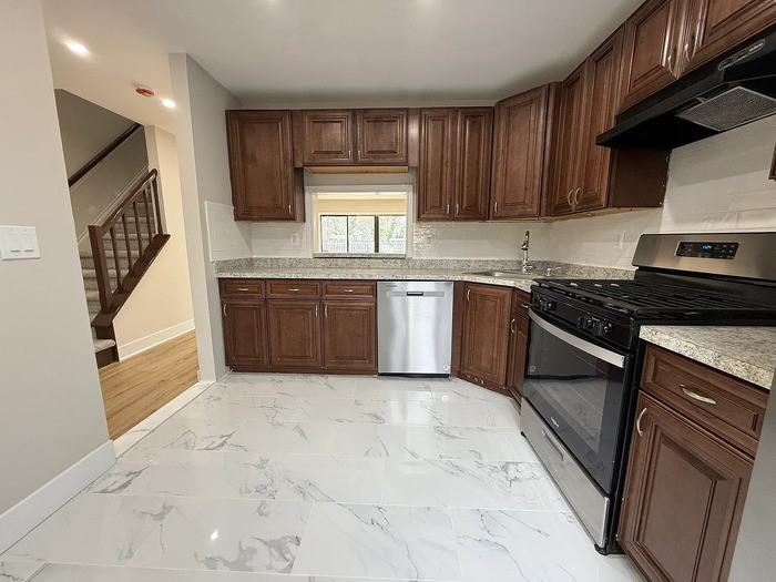 11 Van Buren Pl - Photo 7 of 32