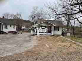 576 S Oxford Ave - Photo 1 of 1