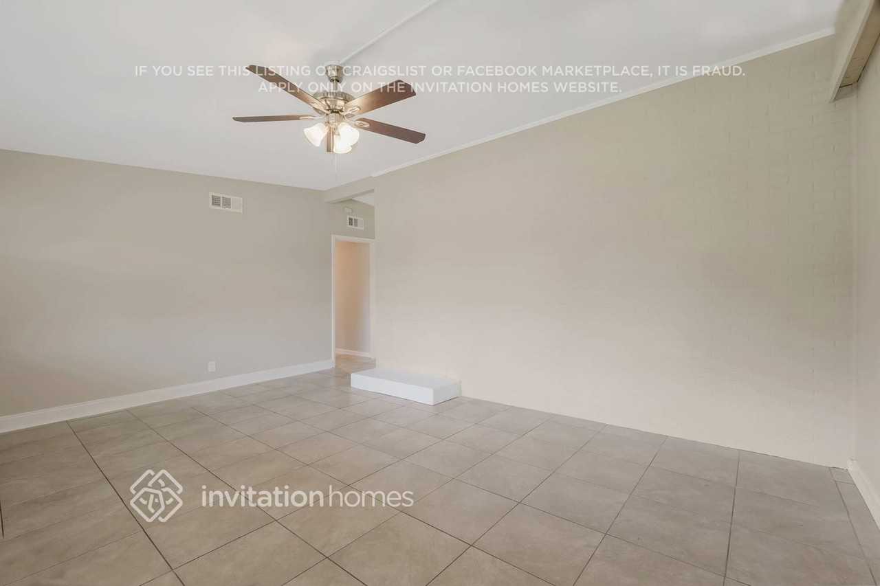 8527 Bengalin Ave - Photo 4 of 26