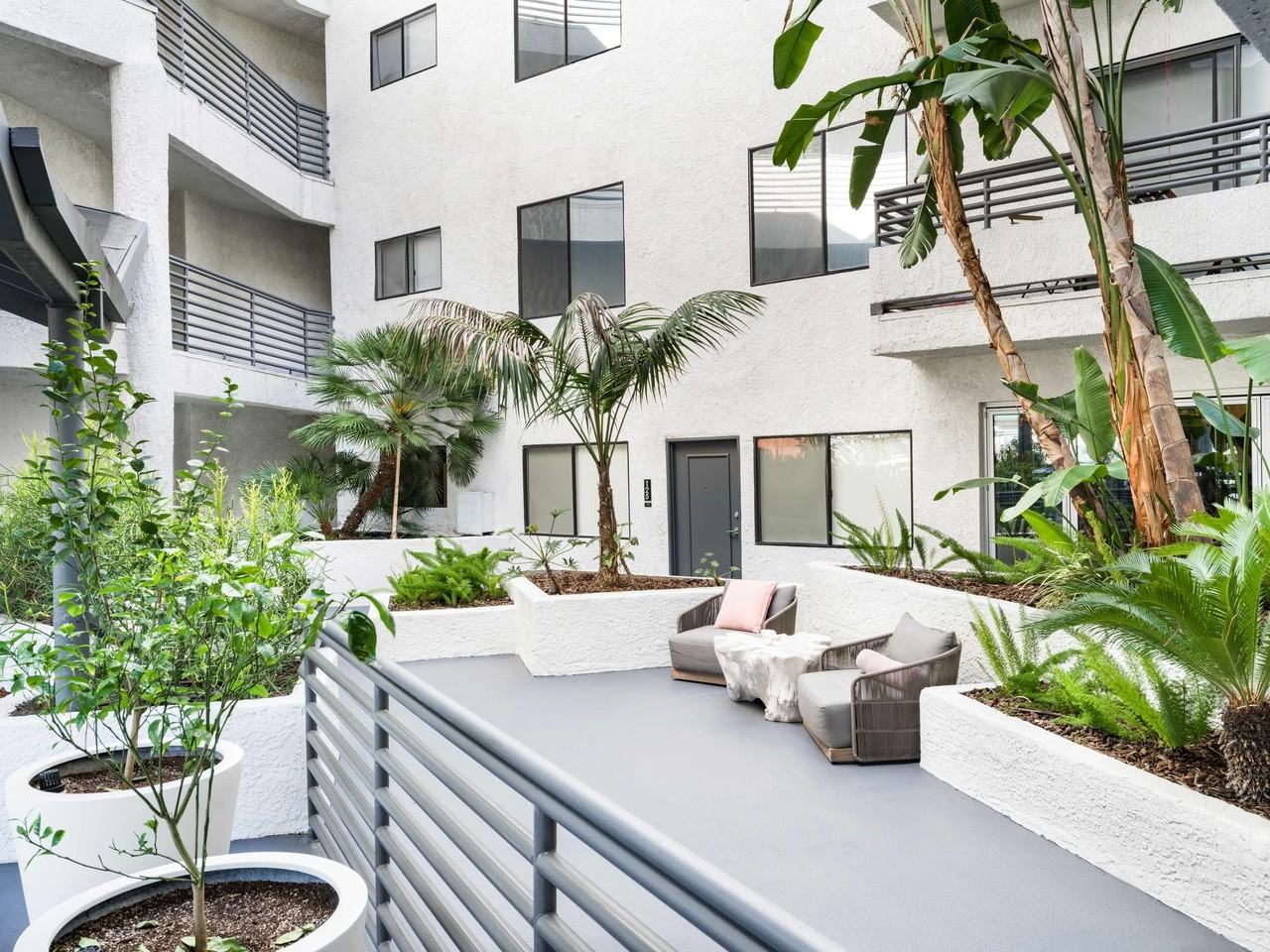 Alister Sherman Oaks - Photo 5 of 28