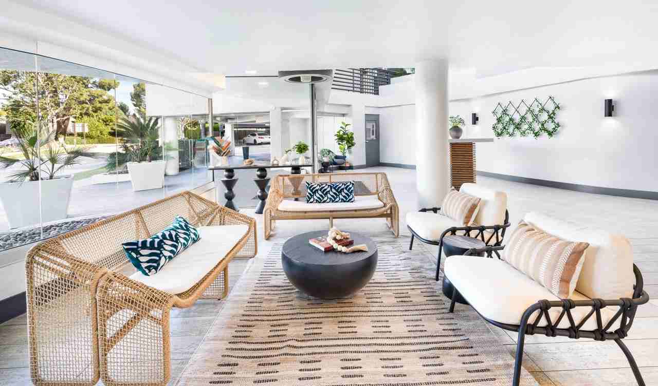 Alister Sherman Oaks - Photo 7 of 28