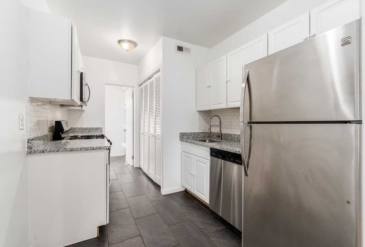 1621 F St Ne - Photo 2 of 7