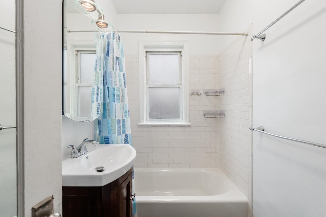 1621 F St Ne - Photo 4 of 7