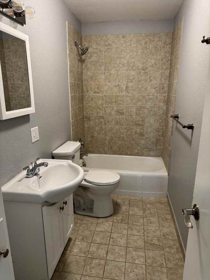 1021 N 8th St - Photo 3 of 3