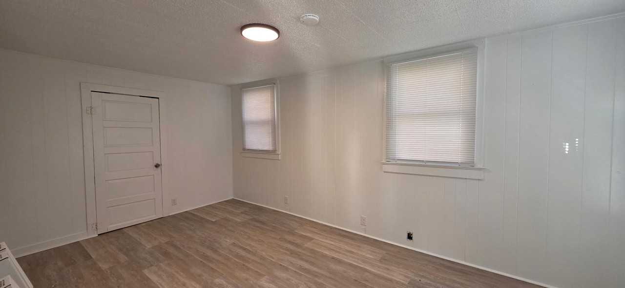 305 N Kendall St - Photo 3 of 14