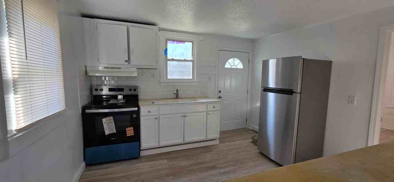 305 N Kendall St - Photo 5 of 14