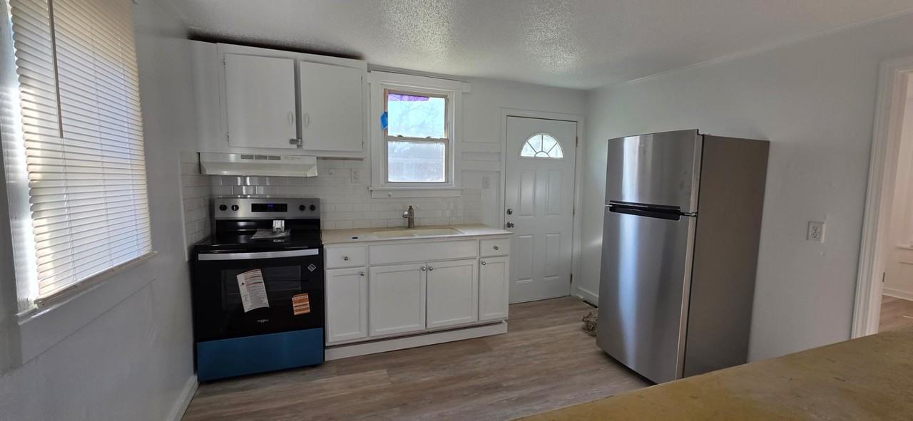 305 N Kendall St - Photo 6 of 14