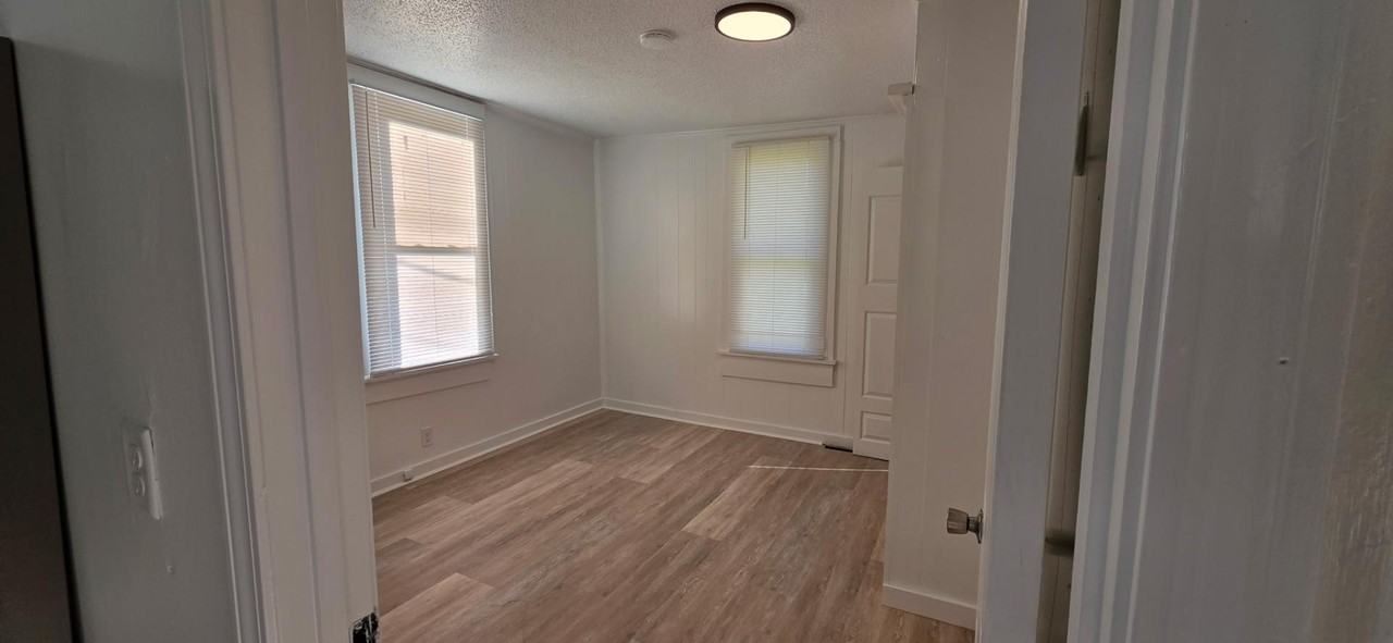 305 N Kendall St - Photo 7 of 14