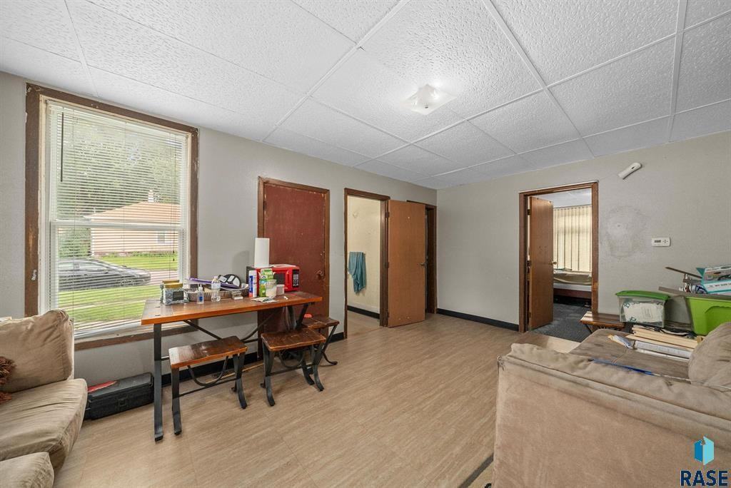 902 W 8th St, Sioux Falls SD - Photo 4 of 7