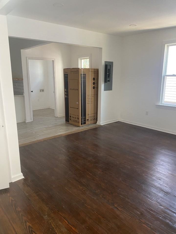 1107 Buchanan St - Photo 4 of 11