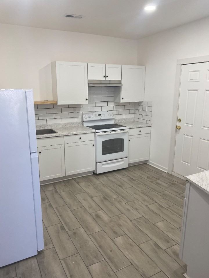 1107 Buchanan St - Photo 6 of 11