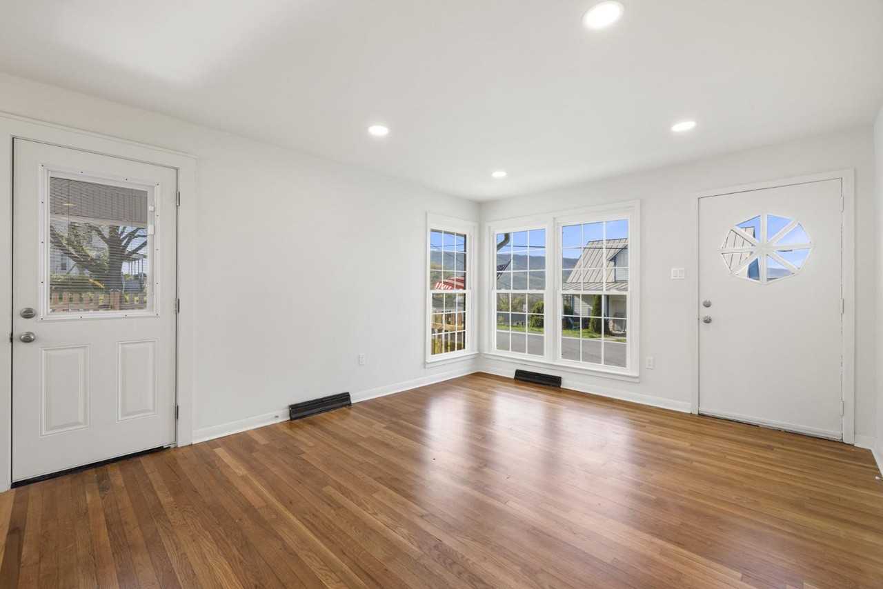 389 Thompson St - Photo 5 of 20