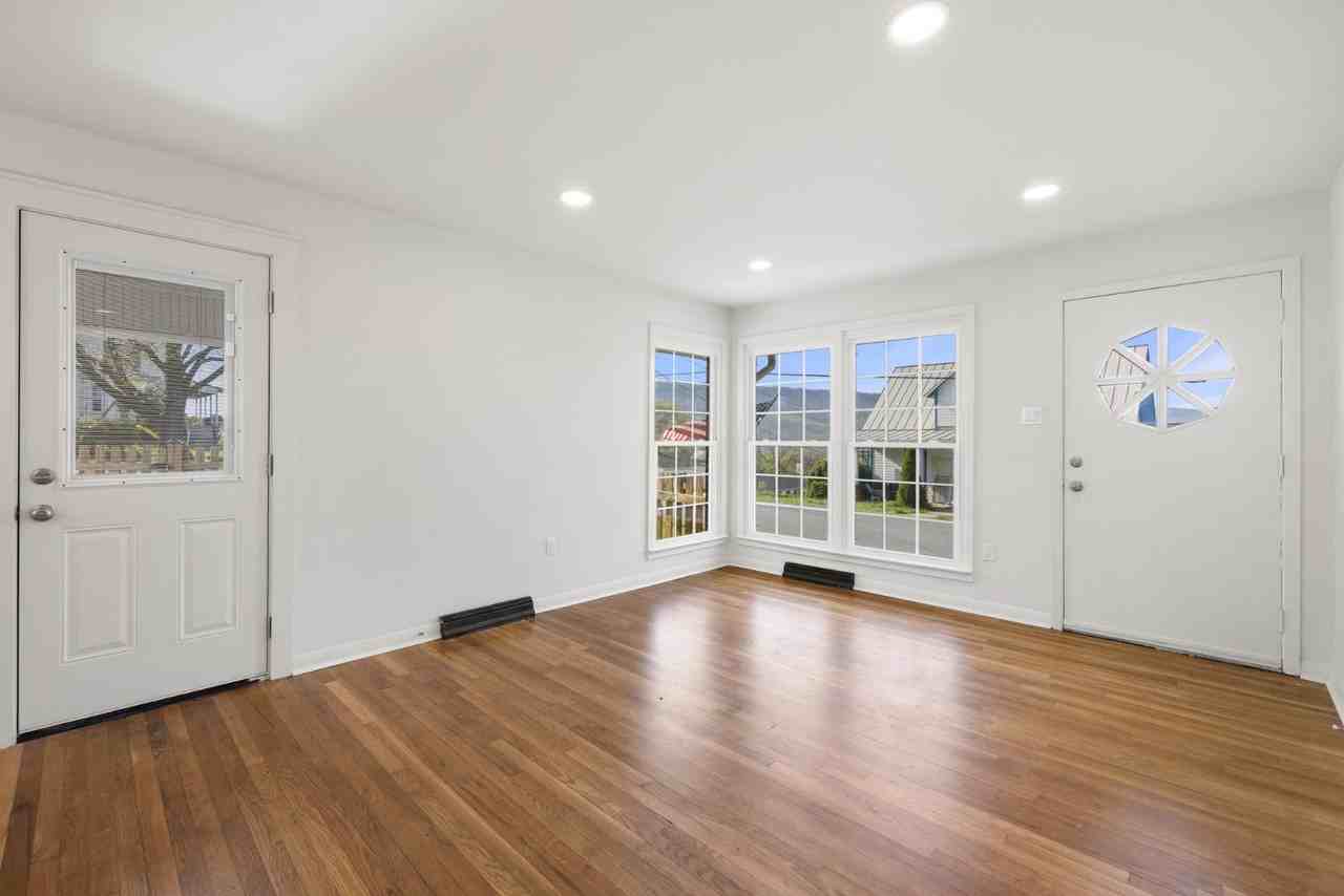 389 Thompson St - Photo 4 of 20