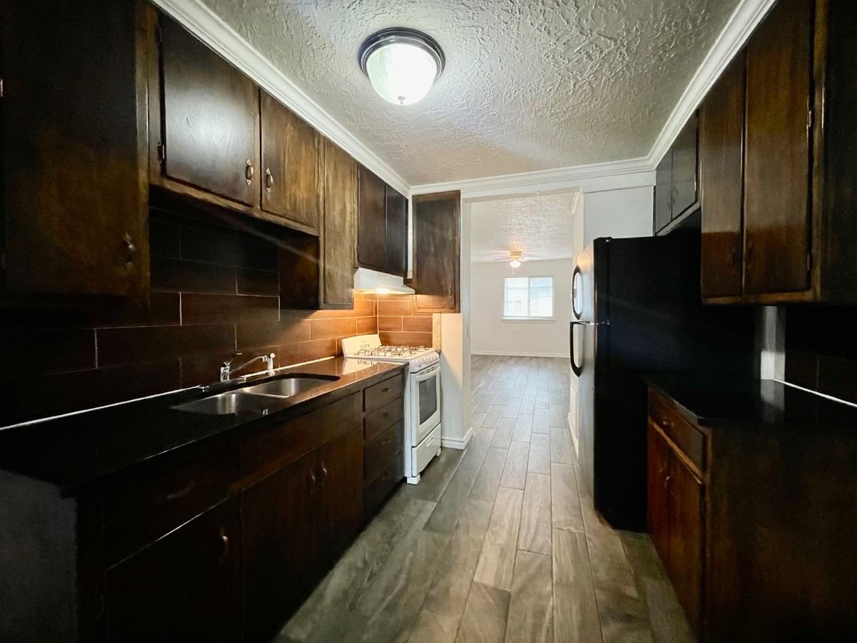 319 E Edwards St #1 - Photo 3 of 13