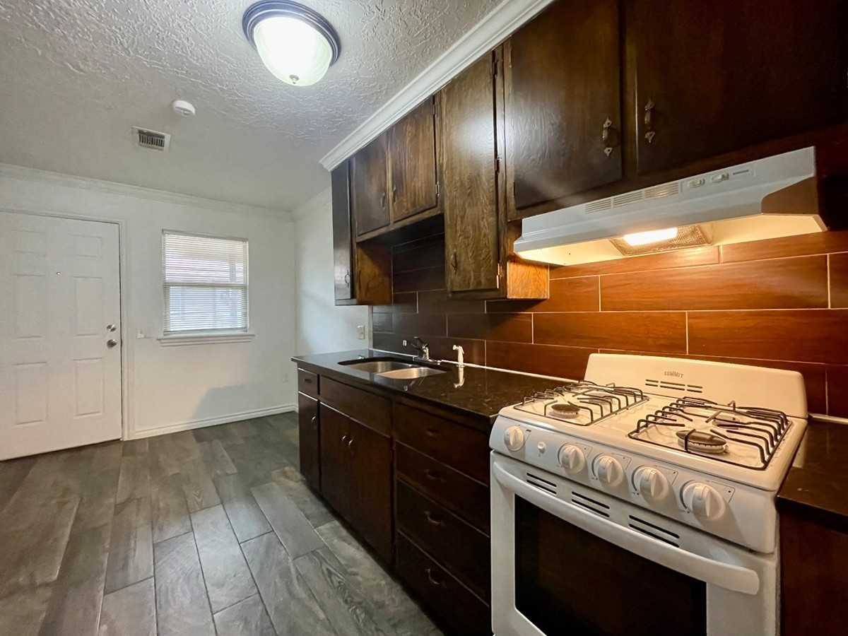 319 E Edwards St #1 - Photo 4 of 13