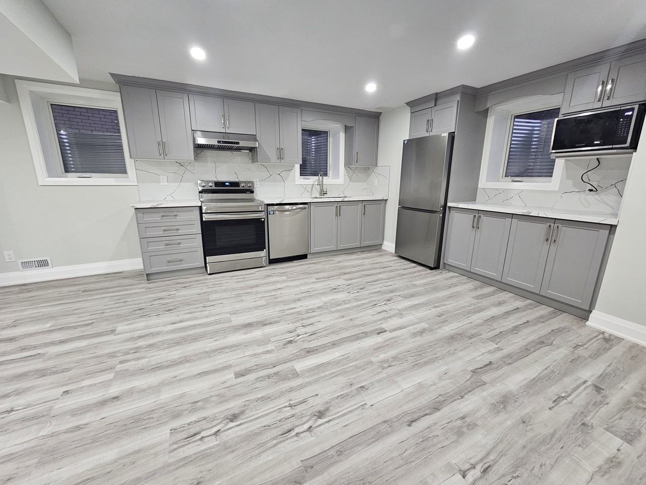 1869 Narcissus Gardens - Photo 7 of 15