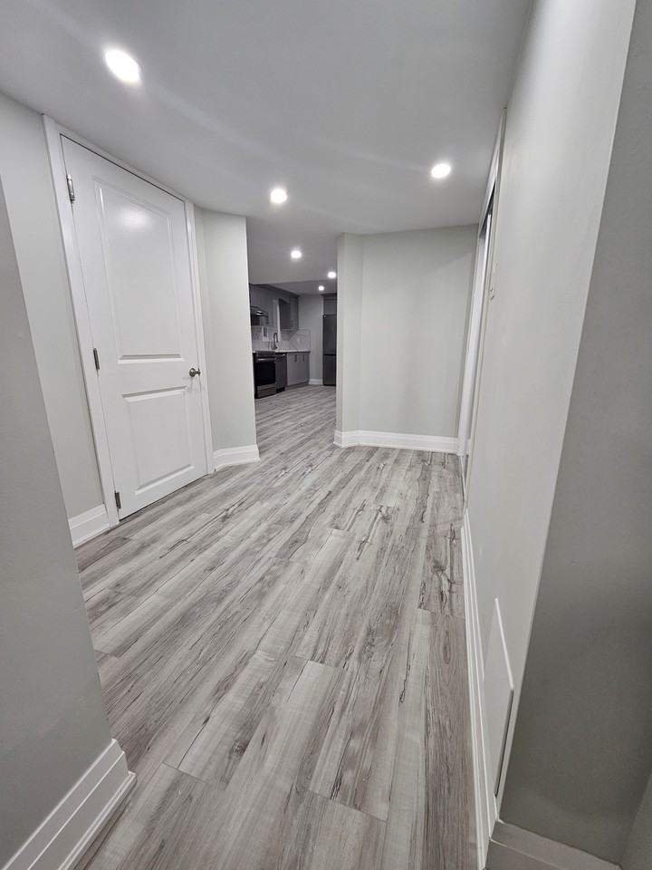 1869 Narcissus Gardens - Photo 5 of 15